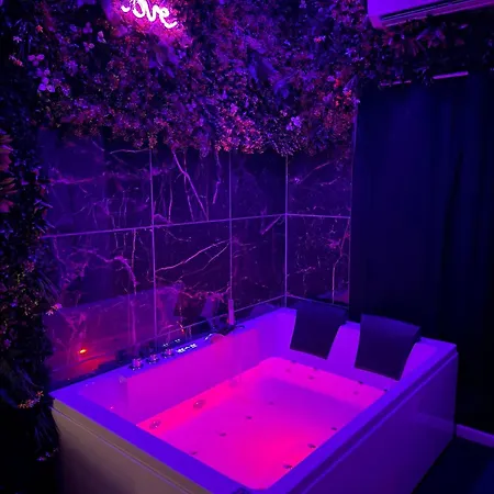 Dream Private Jacuzzi & Glamorous Atmosphere ツーロン